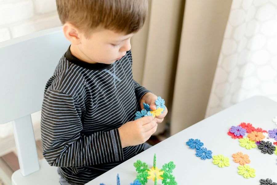 Criança com transtorno do espectro autista realizando uma atividade terapêutica.